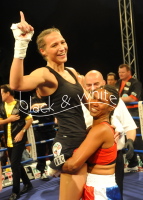 Foto: Frank Gehrmann<br>Boxnacht in Aschersleben: Siegerin nach technischem KO: Ramona Kühne, Gegnerin Maribel Santana feiert mit