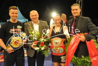 Foto: Frank Gehrmann<br>Boxnacht in Aschersleben: Siegerin nach technischem KO: Ramona Kühne, hier mit Trainer, Promoter und Sponsoren