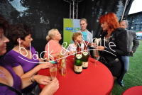 Foto: Frank Gehrmann<br>MDR-Sommertour in Aschersleben: Meet & greet mit Andrea Berg. Die MZ-Gewinner waren glücklich